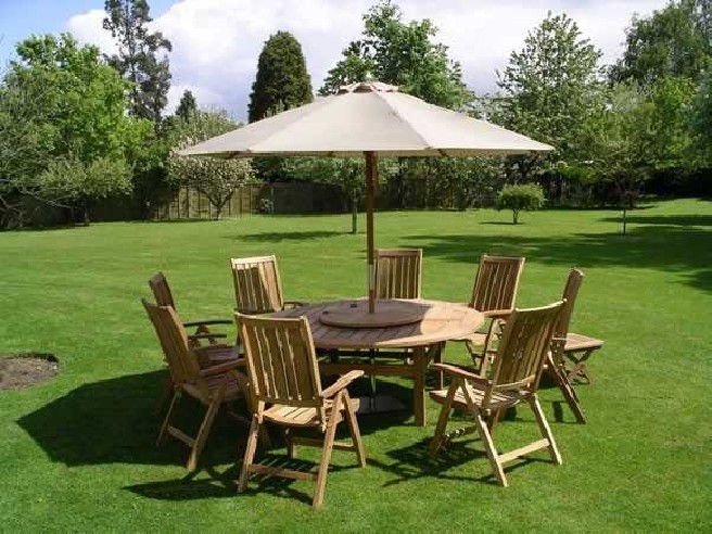 Chunky 180cm table, 8 recliners & parasol